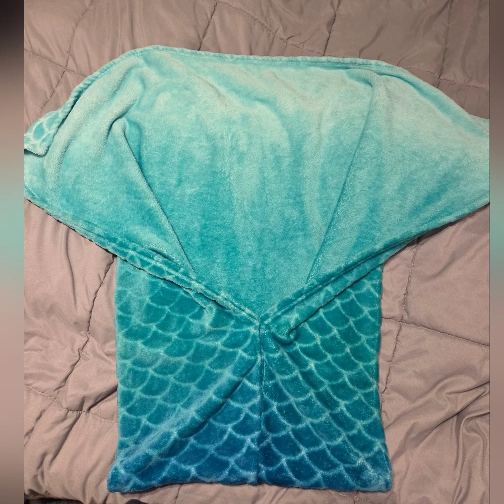 Pillowfort Blue Ombre Mermaid Tail Blanket